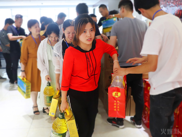 與愛同行,雙喜臨門!火爆網(wǎng)發(fā)放中秋禮品并包場邀請200名員工看電影! 與愛同行,雙喜臨門!火爆網(wǎng)發(fā)放中秋禮品并包場邀請200名員工看電影!