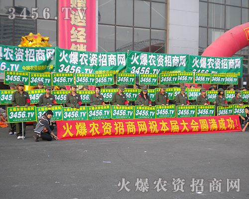 火爆戰(zhàn)士一趟又一趟穿梭在每個展位前