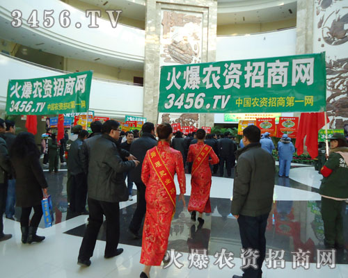 火爆服裝呈現(xiàn)耳目一新的宣傳方式