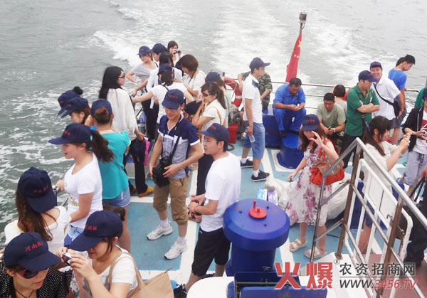 在海水里我們玩的不亦樂乎