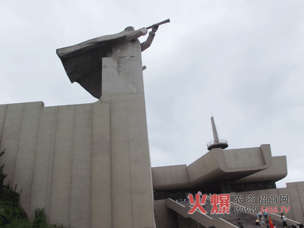 劉公島宛如一顆璀璨的明珠鑲嵌在碧波蕩漾的威海灣內(nèi)