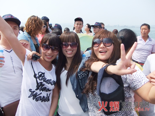 帶著激動的心情擁抱大海