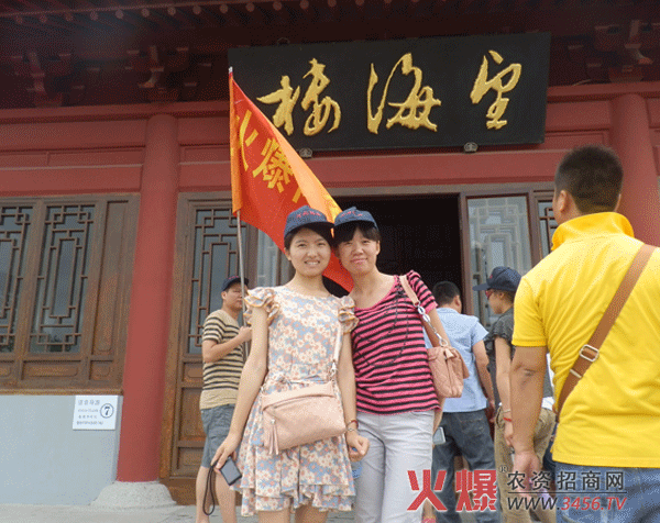 在藍(lán)天白云下放飛壓抑已久的心情