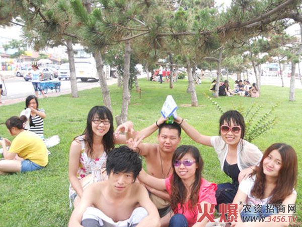 草地上歡笑的我們