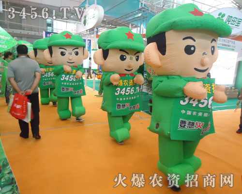 火爆農(nóng)資招商網(wǎng)造型高大的綠色卡通氣模寶寶