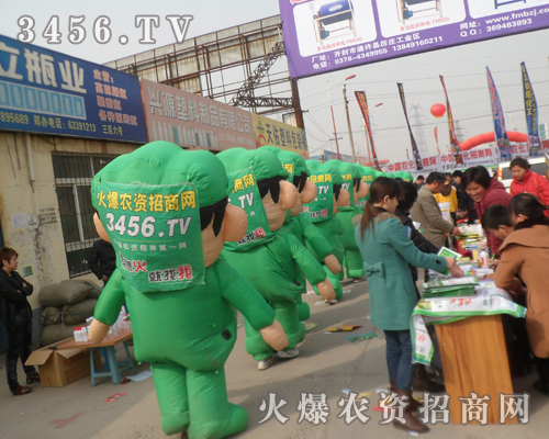 鄭州黑莊會上再次盡職盡責(zé)譜寫火爆農(nóng)資新篇章