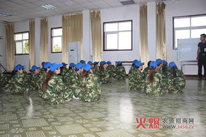 認(rèn)真聽教官講述七巧板項(xiàng)目規(guī)則