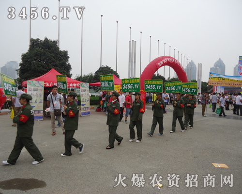 火爆農(nóng)資招商網(wǎng)的綠色卡通氣模一登場(chǎng)贏來(lái)歡呼