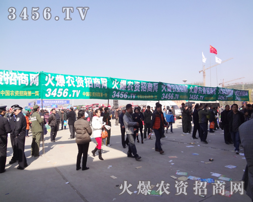 在菏澤農(nóng)資交易會現(xiàn)場火爆農(nóng)資招商網(wǎng)的宣傳團(tuán)隊(duì)輪回的走了一圈又一圈