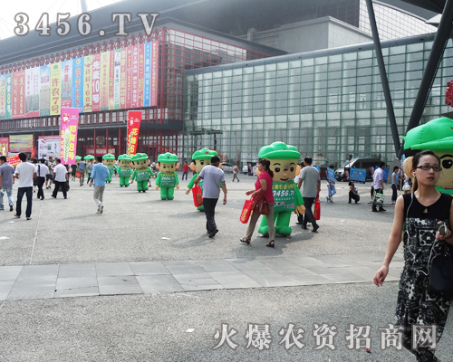 火爆年青壯志的宣傳隊(duì)伍為展會(huì)現(xiàn)場(chǎng)掀開了新的一頁(yè)篇章